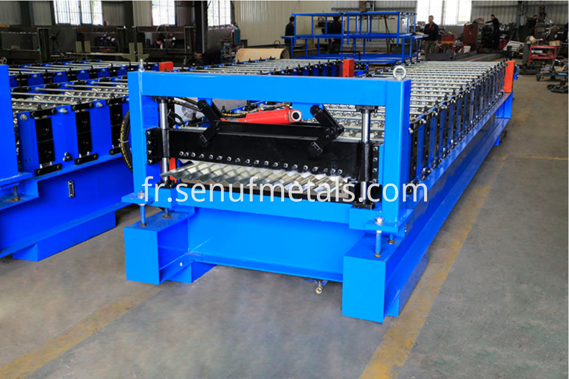 Corrgated roof sheet forming machine